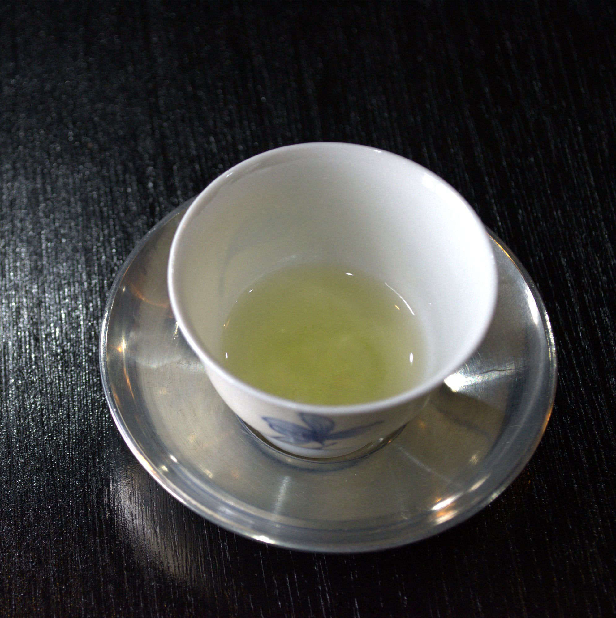 Clear tea water in a senchawan