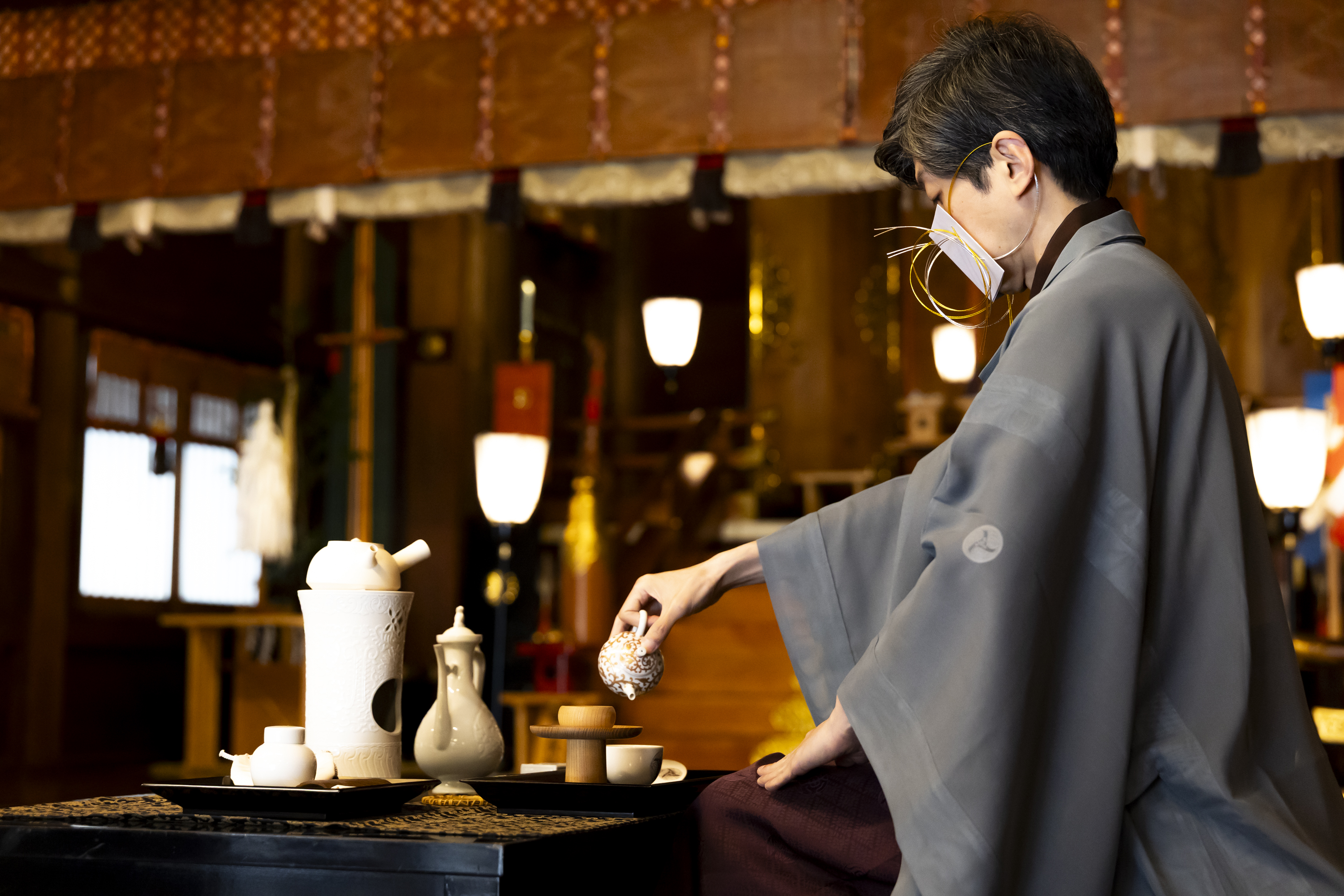 The iemoto pouring tea during a kencha ceremony