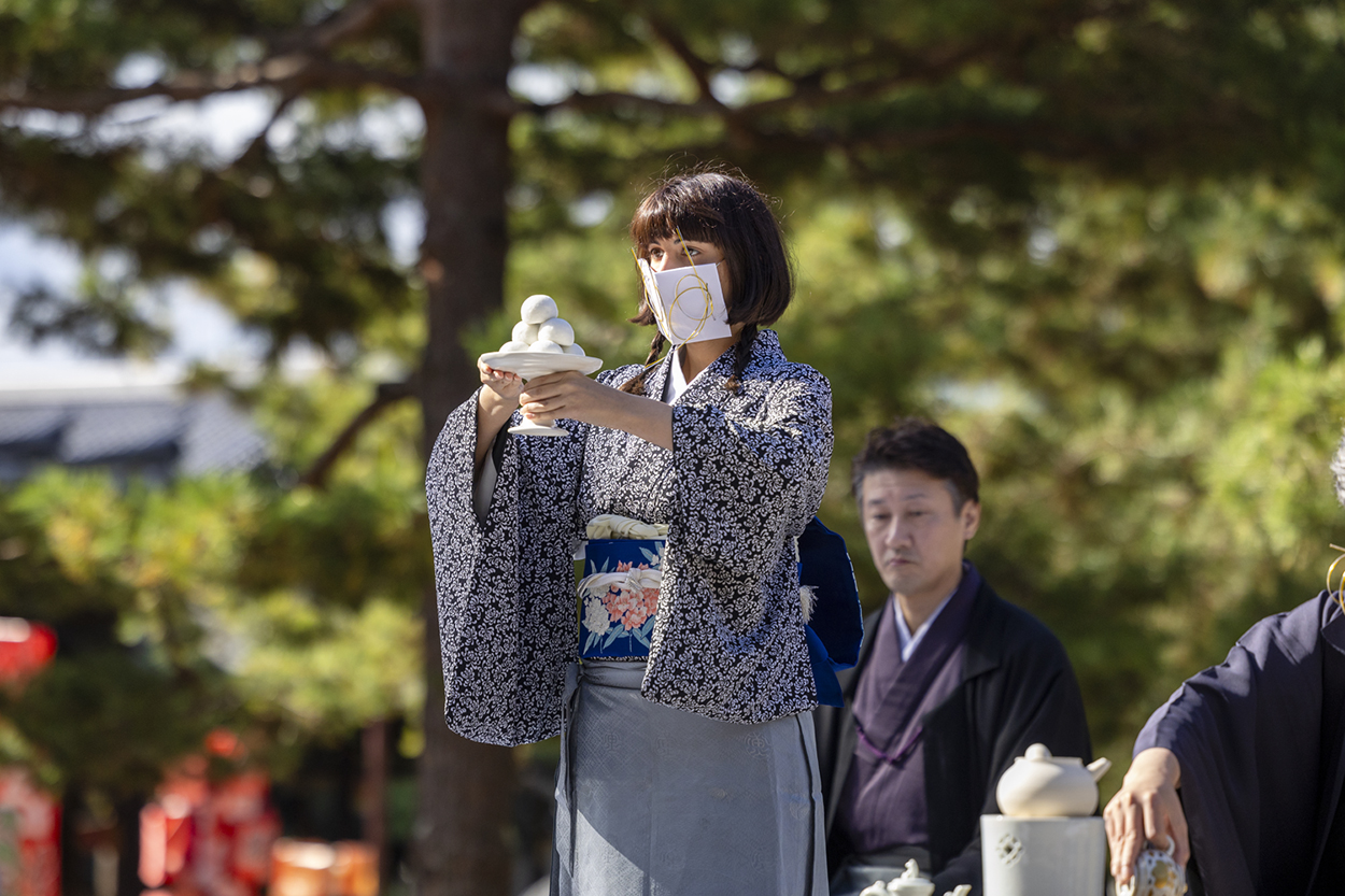 Irene preparing a manjū sweet for kencha