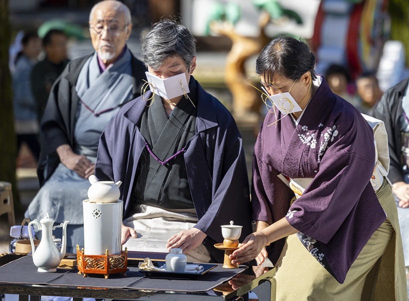 Tanoue preparing for the kencha ceremony